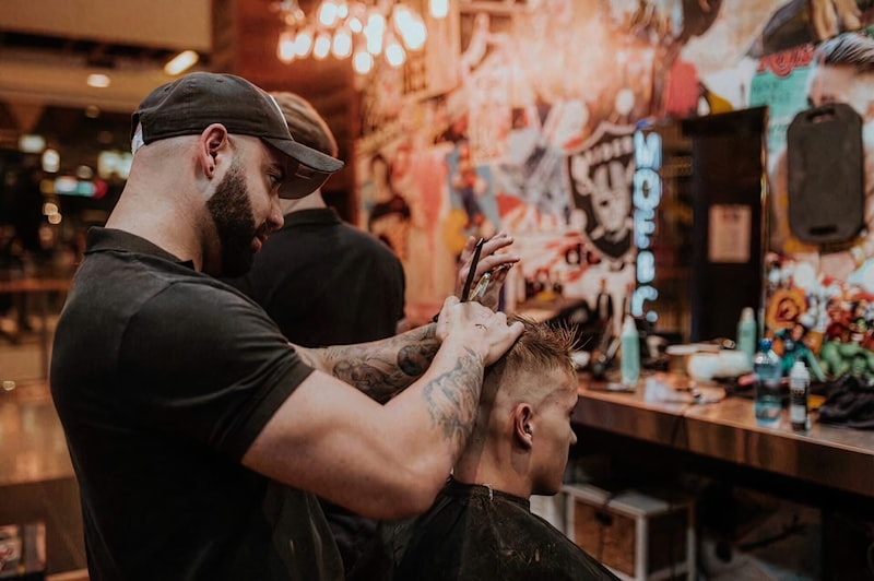 THE BARBER בפעולה